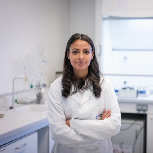 Portrait du Dr. Feriel Ghellal dans son laboratoire
